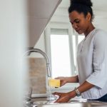 ماشین ظرفشویی یا شستن ظروف با دست؛ کدام روش واقعا بهداشتی‌تر است؟
