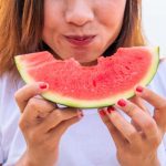 غذاهایی که به خواب بهتر کمک میکنند | راز خواب آرام شبانه