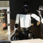 ربات تسلا پاپ‌کورن سرو می‌کند؛ آیا برای آینده‌ای که ایلان ماسک می‌سازد آماده‌ایم؟