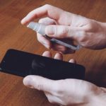 چگونه گوشی خود را بدون آسیب رساندن به آن تمیز کنم؟