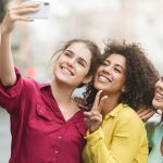 چرا در عکس دسته‌جمعی، خودمان را زشت‌تر می‌بینیم؟