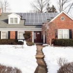 پنل‌های خورشیدی چگونه در برف کار می‌کنند؟