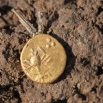 یک جستجوگر فلز در حال کاوش در مزرعه بود و گنجی ۲۲۰۰ ساله کشف کرد