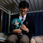 مردی که عروسک هولوگرامی ۱۷ هزار دلاری ازدواج کرده بود، آن را از دست داد