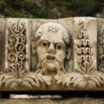 باستان‌شناسان پنج نقاب شگفت‌انگیز باستانی را در نزدیکی یک تئاتر کشف کردند