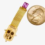 این ایمپلنت بسیار کوچک می‌تواند از طریق نور LED با مغز ارتباط برقرار کند